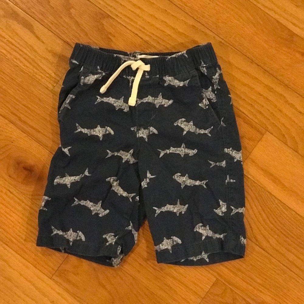 Old Navy Shark Shorts Boys Size 5T. Elastic waist with faux tie waist.